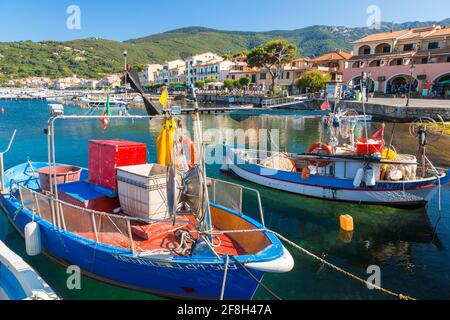 Barche da pesca ormeggiate nel porto, Marciana Marina, Isola d'Elba Foto Stock