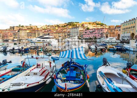 Porto di Portoferraio, barche ormeggiate vicino e gli edifici sulla collina Foto Stock