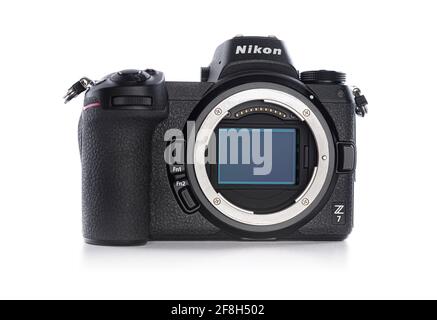 Nikon Z7 prima macchina fotografica mirrorless senza un obiettivo della ditta Nikon su uno sfondo bianco. Foto Stock