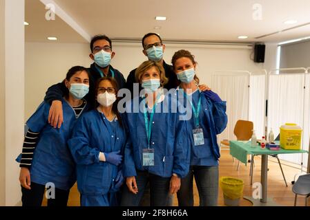 Barcellona, Spagna. 06 Aprile 2021. Un gruppo di medici e infermieri posa per una foto durante una pausa dalla campagna di vaccinazione in un centro di vaccinazione a Barcellona, in Spagna, il 6 aprile 2021. Il sistema sanitario è sotto pressione per somministrare il maggior numero possibile di vaccini Covid come le persone vogliono tornare alla vita normale Il più presto possibile. (Foto di Davide Bonaldo/Sipa USA) Credit: Sipa USA/Alamy Live News Foto Stock