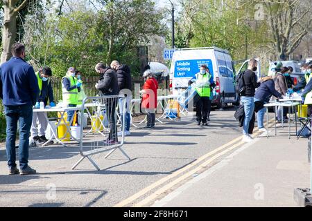 Test di sovratensione Coronavirus su Clapham Common, Londra UK - 14 aprile 2021 Foto Stock