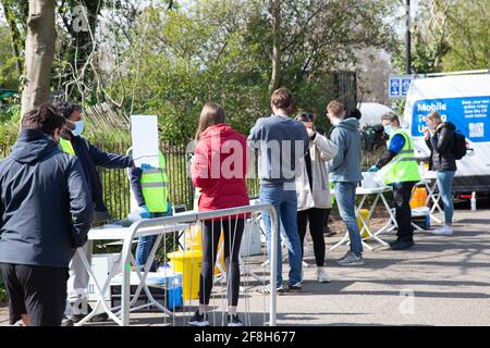 Test di sovratensione Coronavirus su Clapham Common, Londra UK - 14 aprile 2021 Foto Stock