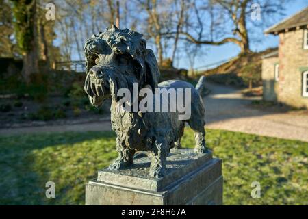 Statua di Old Ginger a Dendie Dinmont Terrier nei terreni del Haining a Selkirk ai confini scozzesi. Foto Stock