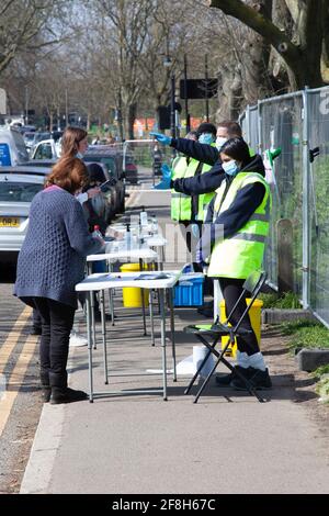 Test di sovratensione Coronavirus su Clapham Common, Londra UK - 14 aprile 2021 Foto Stock