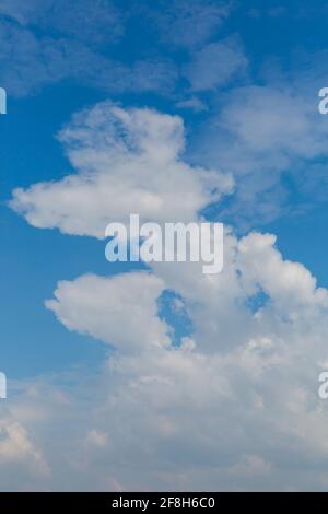 Bournemouth, Dorset UK. 14 aprile 2021. Tempo nel Regno Unito: Rinfrescati con alcuni incantesimi luminosi e qualche nebbia di mare alle spiagge di Bournemouth. Nuvole di forma insolita. Credit: Carolyn Jenkins/Alamy Live News Foto Stock