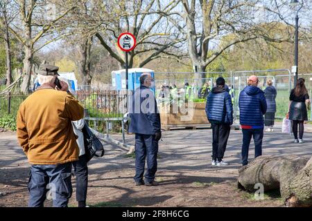 People Queue for Surge Testing Coronavirus on Clapham Common, Londra UK - 14 aprile 2021 Foto Stock