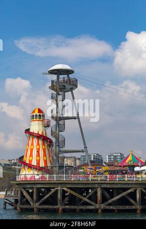 Bournemouth, Dorset UK. 14 aprile 2021. Tempo nel Regno Unito: Rinfrescati con alcuni incantesimi luminosi e qualche nebbia di mare alle spiagge di Bournemouth. Credit: Carolyn Jenkins/Alamy Live News Foto Stock