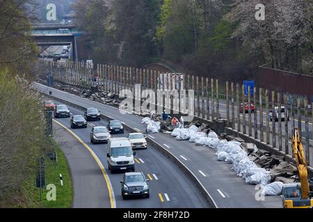 Sanierung Laermschutzwand auf der A52. Erbringung und Verkauf von Schallschutzelementen in weisse SAE Foto Stock