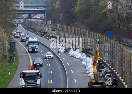 Sanierung Laermschutzwand auf der A52. Erbringung und Verkauf von Schallschutzelementen in weisse SAE Foto Stock