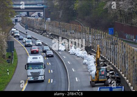 Sanierung Laermschutzwand auf der A52. Erbringung und Verkauf von Schallschutzelementen in weisse SAE Foto Stock