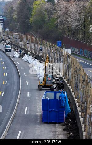 Sanierung Laermschutzwand auf der A52. Erbringung und Verkauf von Schallschutzelementen in weisse SAE Foto Stock