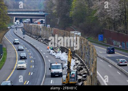 Sanierung Laermschutzwand auf der A52. Erbringung und Verkauf von Schallschutzelementen in weisse SAE Foto Stock