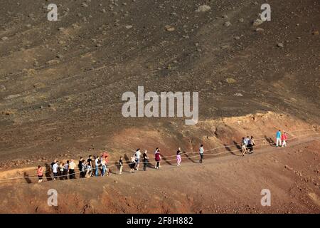 Il sentiero attraverso l'estinto il cratere vulcanico laguna di El Golfo, nel sud-ovest di Lanzarote, Isole Canarie, Canarie, Spagna Foto Stock