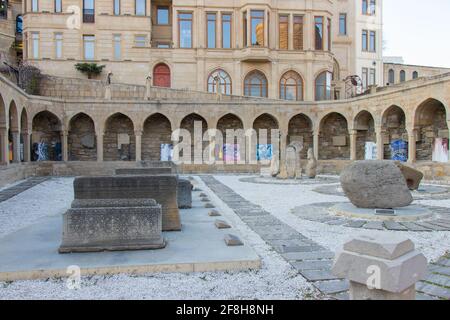 Mostre del museo all'aperto nel centro storico di Icheri Sheher. Portici e luogo di sepoltura religiosa nella città vecchia. Patrimonio dell'umanità dell'UNESCO Foto Stock