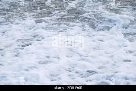 Condimenti di mare delicatamente ondulato e onde con schiuma bianca. Blu e talvolta turchese freddo Mare del Nord. L'aria è fresca e fresca. Oceano minimalista ba Foto Stock