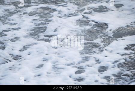 Condimenti di mare delicatamente ondulato e onde con schiuma bianca. Blu e talvolta turchese freddo Mare del Nord. L'aria è fresca e fresca. Oceano minimalista ba Foto Stock