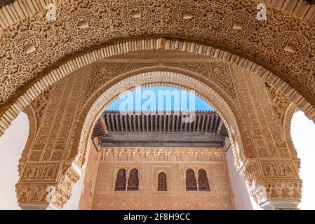 Ornamenti all'interno del palazzo dell'Alhambra a Granada, Spagna Foto Stock