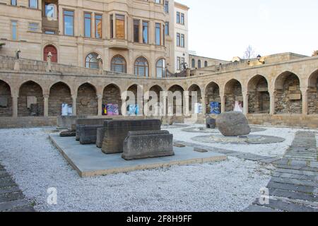 Mostre del museo all'aperto nel centro storico di Icheri Sheher. Portici e luogo di sepoltura religiosa nella città vecchia. Patrimonio dell'umanità dell'UNESCO Foto Stock