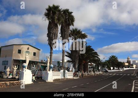 Il kitsch e il disordine shop, arte, artigianato, il mercato delle pulci, Teguise, Lanzarote, Isole Canarie, Canarie, Spagna Foto Stock