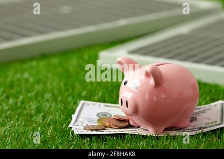 Primo piano del modello del pannello solare e del banco di piggy Foto Stock