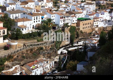 Spagna, Andalusia, villaggio bianco nella Sierra de Grazalema, Setenil de las Bodegas è un piccolo villaggio tra Ronda e Olvera, nella provincia di Cadi Foto Stock