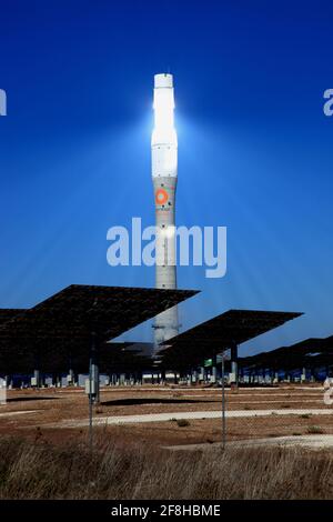 Gemasolar è una centrale solare concentrata con un sistema di deposito di calore di sale fuso. Si trova all'interno delle linee cittadine di Fuentes de Andalucia in Foto Stock