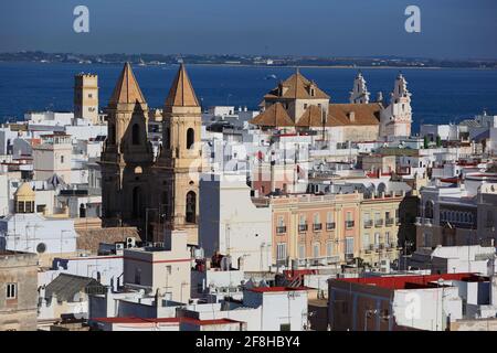 Spagna, Andalusia, Cadice, vista panoramica dalla Torre Tavira al centro storico e zwei churchn, chiesa del vorne San Antonio e hinten Nuestra Senora del Foto Stock