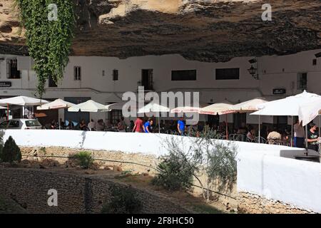 Spagna, Andalusia, villaggio bianco nella Sierra de Grazalema, Setenil de las Bodegas è un piccolo villaggio tra Ronda e Olvera, nella provincia di Cadi Foto Stock