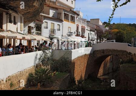 Spagna, Andalusia, villaggio bianco nella Sierra de Grazalema, Setenil de las Bodegas è un piccolo villaggio tra Ronda e Olvera, nella provincia di Cadi Foto Stock