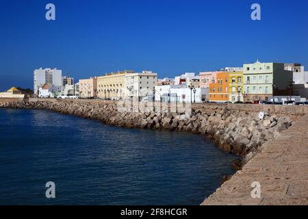 Spagna, Andalusia, città Cadice, edifici la città vecchia sulla strada del lago Foto Stock