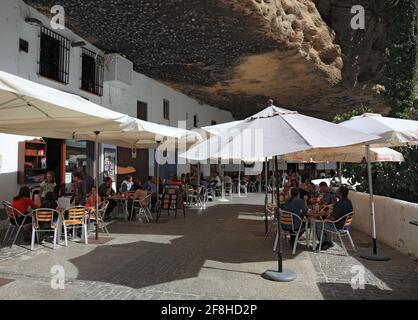 Spagna, Andalusia, villaggio bianco nella Sierra de Grazalema, Setenil de las Bodegas è un piccolo villaggio tra Ronda e Olvera, nella provincia di Cadi Foto Stock