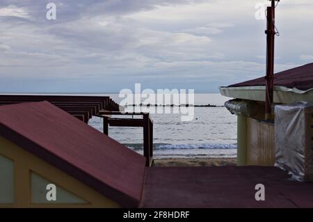 Vista dei frangiflutti nel mediterraneo tra le baite (Pesaro, Italia, Europa) Foto Stock