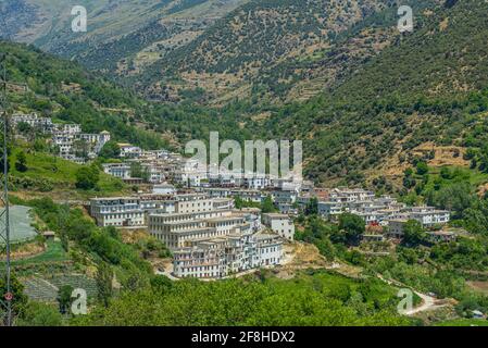 Vista aerea di Trevelez, uno dei villaggi bianchi di Las Alpujarras in Spagna Foto Stock