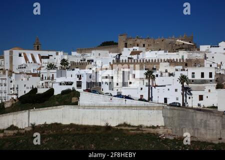 Spagna, Andalusia, Vejer de la frontera, villaggio bianco nella provincia di Cadice, vista sulla città vecchia e il castello Foto Stock