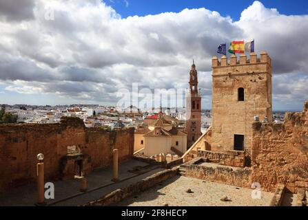 Spagna, Andalusia, Città Carmona in provincia di Siviglia, vista da Alkazar de la Puerta de Sevilla a Torre del Oro, torre den la cattedrale San Ped Foto Stock