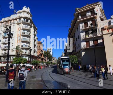 Spagna, Andalusia, Siviglia città, strada nella città vecchia, tram a Puerta de Jerez Foto Stock