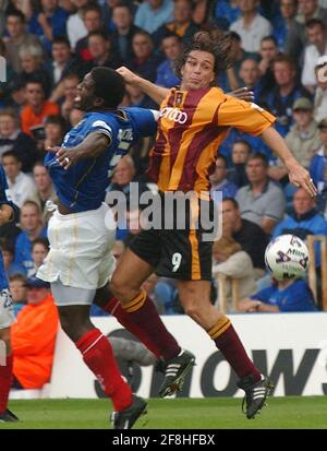 PORTSMOUTH V BRADFORD DARREN MOORE E ASHLEY WARD. PIC MIKE WALKER, 2001 Foto Stock