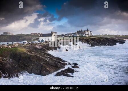 Alta marea e mare agile a Little Fistral a Newquay in Cornovaglia. Foto Stock