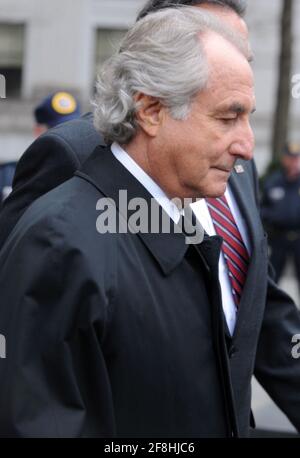 **FILE FOTO** Bernie Madoff è morto. Bernard Madoff ha visto alla Corte federale un'audizione su eventuali conflitti di interessi riguardanti il suo avvocato questo pomeriggio a New York City. 10 marzo 2009. Credito: Dennis Van Tine/MediaPunch Foto Stock