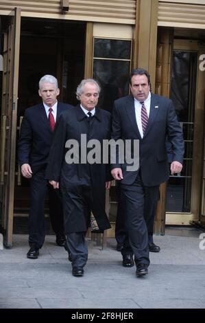 **FILE FOTO** Bernie Madoff è morto. Bernard Madoff ha visto alla Corte federale un'audizione su eventuali conflitti di interessi riguardanti il suo avvocato questo pomeriggio a New York City. 10 marzo 2009. Credito: Dennis Van Tine/MediaPunch Foto Stock