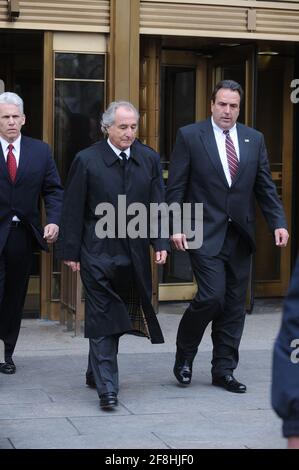 **FILE FOTO** Bernie Madoff è morto. Bernard Madoff ha visto alla Corte federale un'audizione su eventuali conflitti di interessi riguardanti il suo avvocato questo pomeriggio a New York City. 10 marzo 2009. Credito: Dennis Van Tine/MediaPunch Foto Stock