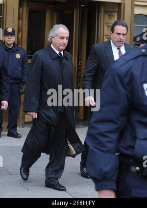 **FILE FOTO** Bernie Madoff è morto. Bernard Madoff ha visto alla Corte federale un'audizione su eventuali conflitti di interessi riguardanti il suo avvocato questo pomeriggio a New York City. 10 marzo 2009. Credito: Dennis Van Tine/MediaPunch Foto Stock