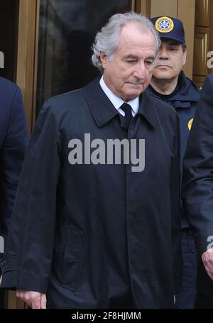 **FILE FOTO** Bernie Madoff è morto. Bernard Madoff ha visto alla Corte federale un'audizione su eventuali conflitti di interessi riguardanti il suo avvocato questo pomeriggio a New York City. 10 marzo 2009. Credito: Dennis Van Tine/MediaPunch Foto Stock