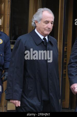 **FILE FOTO** Bernie Madoff è morto. Bernard Madoff ha visto alla Corte federale un'audizione su eventuali conflitti di interessi riguardanti il suo avvocato questo pomeriggio a New York City. 10 marzo 2009. Credito: Dennis Van Tine/MediaPunch Foto Stock