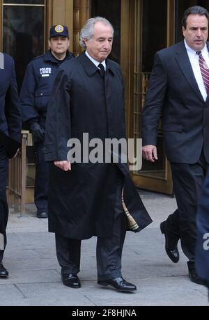 **FILE FOTO** Bernie Madoff è morto. Bernard Madoff ha visto alla Corte federale un'audizione su eventuali conflitti di interessi riguardanti il suo avvocato questo pomeriggio a New York City. 10 marzo 2009. Credito: Dennis Van Tine/MediaPunch Foto Stock