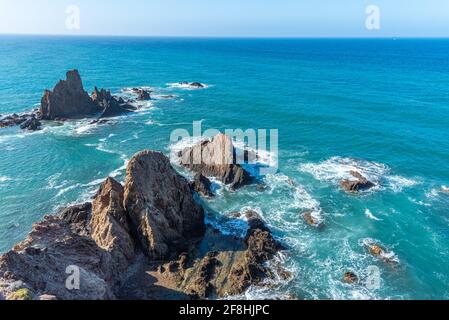 Vista dell'Arrecife de las sirenas a Cabo de Gata Parco nazionale in Spagna Foto Stock