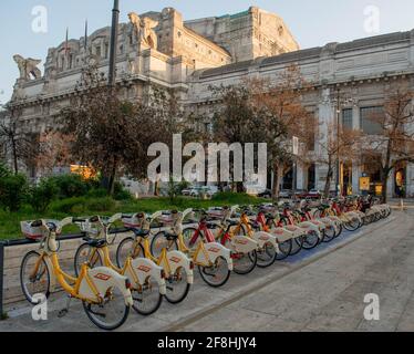 milano italia marzo 29 2021: city bike sharing alla stazione centrale di milano Foto Stock