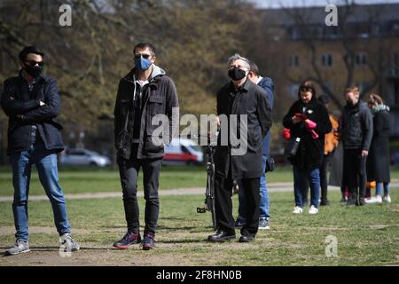 La gente si trova in fila per i test di pompaggio del coronavirus a Clapham Common, a sud di Londra. Migliaia di residenti si sono accodati per sostenere i test del coronavirus presso strutture aggiuntive allestite dopo che sono stati trovati nuovi casi della variante sudafricana in due distretti di Londra sud. 44 casi confermati della variante sono stati riscontrati in Lambeth e Wandsworth, con altri 30 casi probabili identificati. Data immagine: Mercoledì 14 aprile 2021. Foto Stock