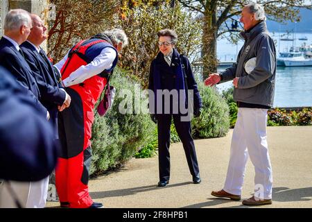 La Principessa Royal chiacchiera con i membri del club durante una visita allo Squadrone reale dello yacht al Castello di Cowes, sull'Isola di Wight. Data immagine: Mercoledì 14 aprile 2021. Foto Stock