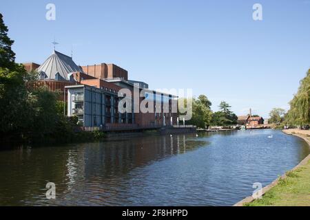 Il fiume Avon a Stratford Upon Avon nel Warwickshire nel Regno Unito, preso il 22 giugno 2020. Foto Stock